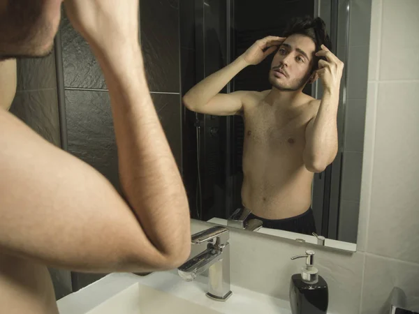 Potret tampan Kaukasia remaja refleksi dalam dari cermin, menyisir atau menyisir rambutnya — Stok Foto