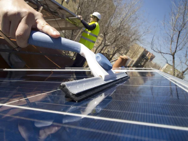 Met Hand Reinigen Van Zonnepanelen Met Een Glasreiniger Een Blanke — Stockfoto