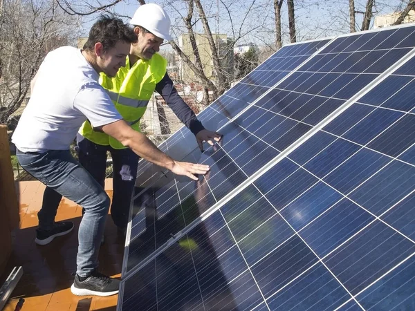 Tecnico Caucasico Esperto Che Mostra Pannelli Solari Suo Giovane Cliente — Foto Stock