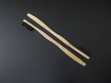Siyah arka planda çevre dostu Bambu diş fırçası. Sıfır atık, plastik yok. Boşluğu kopyala.