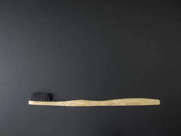 Siyah Arka Planda Çevre Dostu Bambu Diş Fırçası Sıfır Atık — Stok fotoğraf