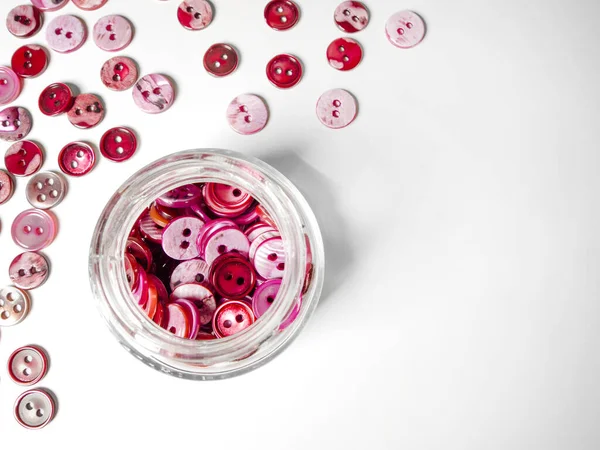 Frasco Vidro Cheio Roupas Botões Rosa Fundo Branco Conceito Costura — Fotografia de Stock