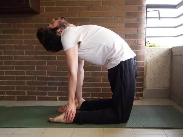 Genç Yakışıklı Beyaz Adam Yoga Yapıyor Esniyor Konsepti Alıştırması — Stok fotoğraf