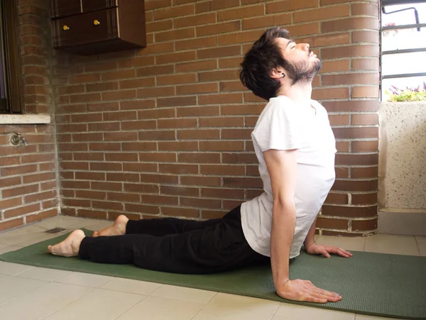 Genç Yakışıklı Beyaz Adam Yoga Yapıyor Esniyor Konsepti Alıştırması — Stok fotoğraf