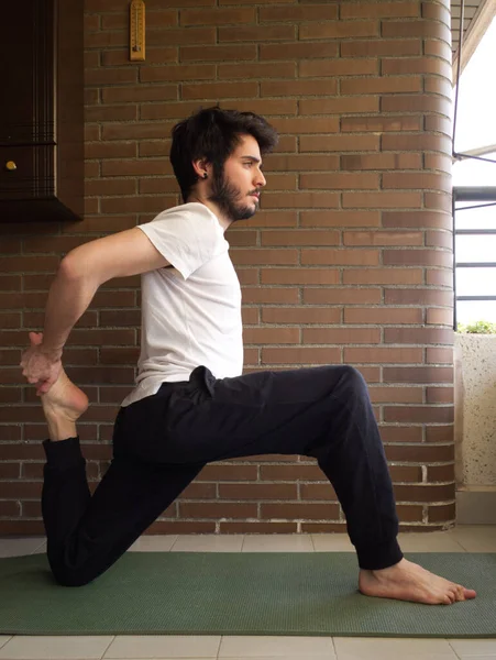 Jonge Knappe Blanke Man Die Yoga Beoefent Stretcht Oefening Thuis — Stockfoto