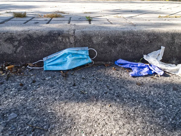 Yerde tıbbi maske ve eldiven vardı. Coronavirus konsepti.