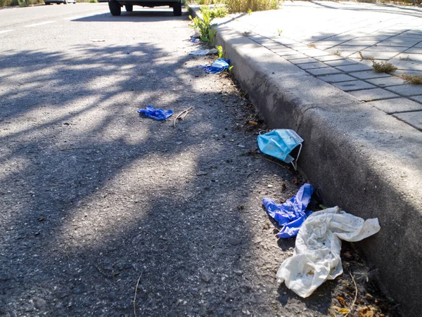 Yerde tıbbi maske ve eldiven vardı. Coronavirus konsepti.