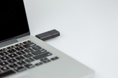 16 gbusb sopa sağ tarafında dizüstü takılı