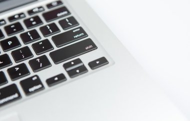 Masanın üzerinde yatan laptop. Kırpılmış köşe