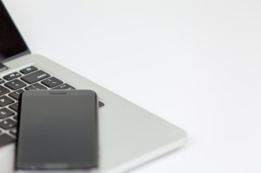 dizüstü bilgisayar ve akıllı telefon