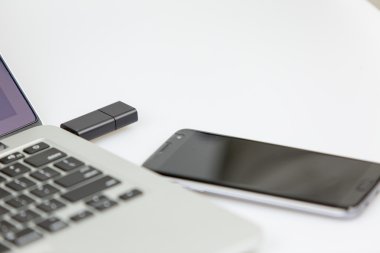 sağ tarafında dizüstü takılı usb sopa