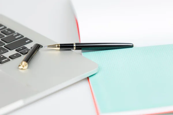 laptop ile kalem ve defter