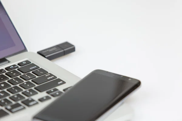 takılı usb stick ve smartphone üstünde tepe-in laptop