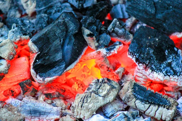 Vue macro du feu avec des charbons chauds et une chaleur vive . — Photo