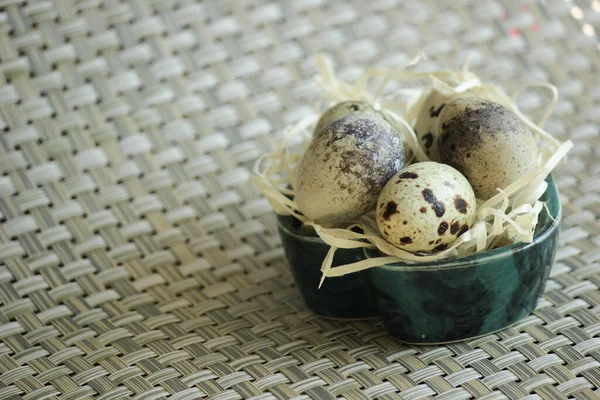 卵を焼く 背景は装飾的である — ストック写真