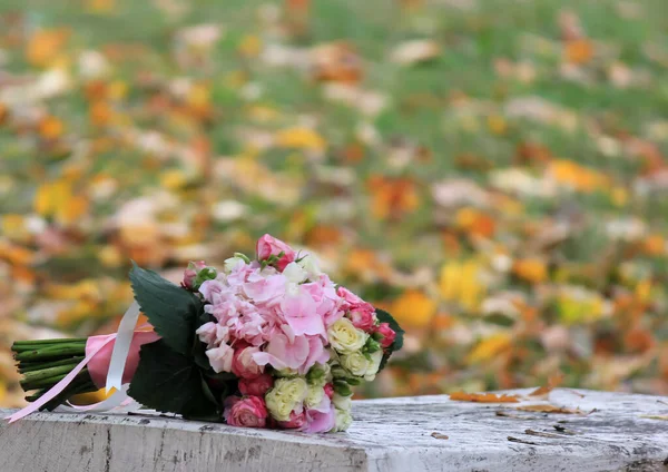 Esküvői Csokor Egy Kőasztalon Parkban Bukj Finom Virágcsokor — Stock Fotó