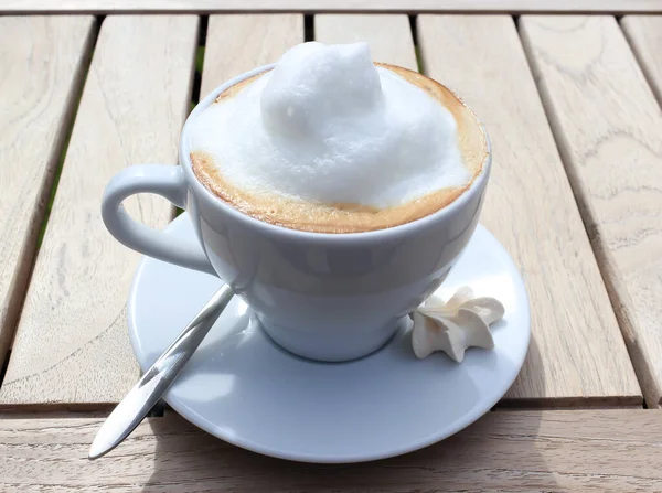 Cappuccino Een Witte Beker Met Bord Dessertlepel — Stockfoto