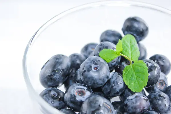 Arándanos Una Hoja Menta Fresca Vitaminas Antioxidantes Vista Macro — Foto de Stock