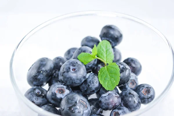 Arándanos Una Hoja Menta Fresca Vitaminas Antioxidantes Vista Macro — Foto de Stock