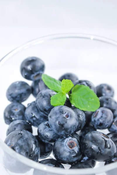Arándanos Una Hoja Menta Fresca Vitaminas Antioxidantes Vista Macro — Foto de Stock