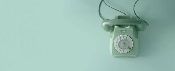 Yeşil Arka Planlı Eski Bir Telefon — Stok fotoğraf
