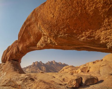 Afrika, Namibya 'daki Spitzkoppe Ulusal Parkı' nda kaya kemeri. 