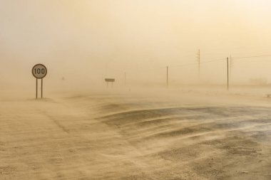 Afrika 'da Namibya' da Swakopmund yakınlarında kum fırtınası.