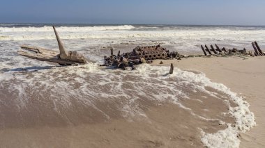 Namibya 'daki Skeleton Coast Ulusal Parkı' nda bir gemi enkazı..
