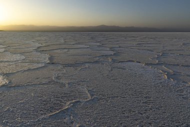 Afrika 'da Etiyopya' da Danakil Buhranı 'nda Asale Gölü' nün tuz düzlüklerinde gün batımı.