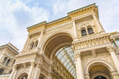 İtalya 'nın Milano şehir merkezinde bulunan Galleria Vittorio Emanuele II' ye giriş. 
