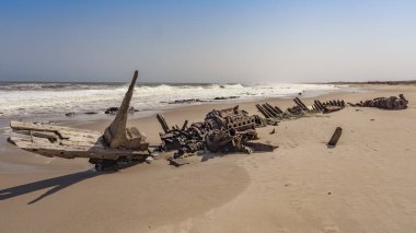 Namibya 'daki Skeleton Coast Ulusal Parkı' nda bir gemi enkazı..