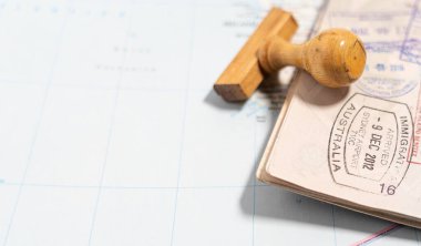 Pasaport sayfalarında bir sürü vize damgası var..