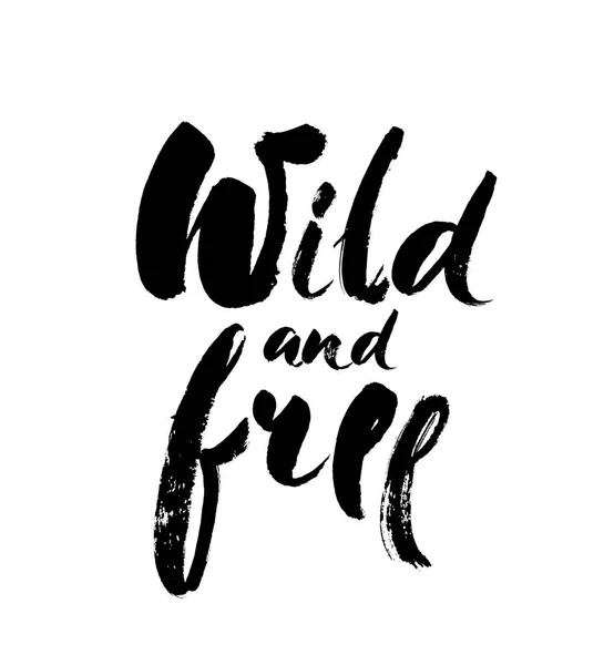 Wild und frei - handgezeichnetes inspirierendes Zitat. Vektor isoliertes Typografie-Gestaltungselement. Pinselschrift Zitat. gut für Poster, T-Shirt-Prints, Karten, Banner. — Stockvektor