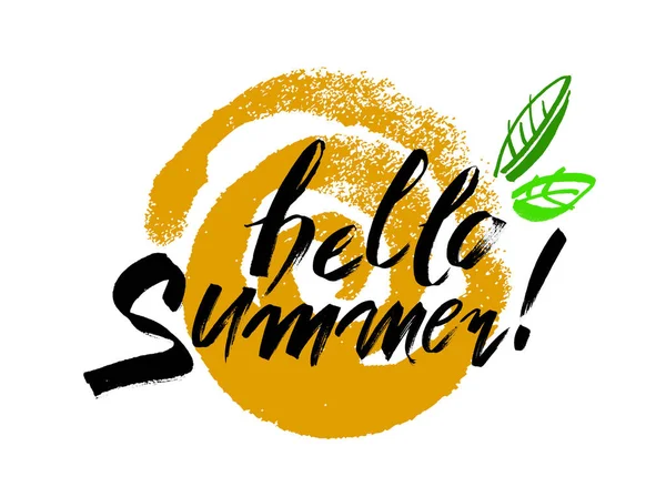 Frase Hello Summer. Elementi di design con inchiostro e pennello. Disegno a mano con pennello. Vettore — Vettoriale Stock