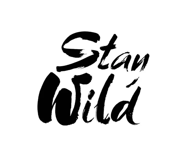 Blijf wild handgeschreven letters voor wenskaart afdrukken tee, spandoek, poster. Motivationele. Borstel de textuur. Vector — Stockvector