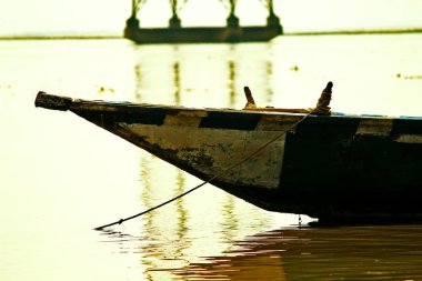 Brahmaputra Rive Assam Ind 'de ahşap bir balıkçı teknesi manzarası.