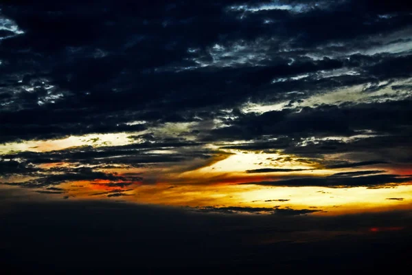 Dramatische donkere lucht met wolk — Stockfoto