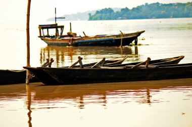 Brahmaputra Rive Assam Ind 'de ahşap bir balıkçı teknesi manzarası.