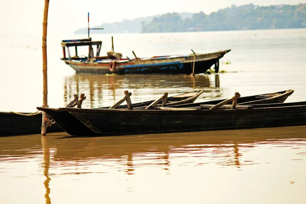 Kilátás a Brahmaputra folyó víz fa halászhajó orra — Stock Fotó