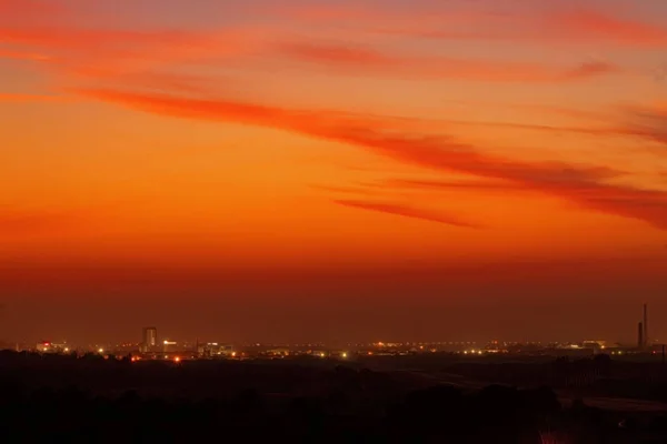 Kleurrijke dramatische zonsondergang lucht in een industrieele zone van een stad. — Stockfoto