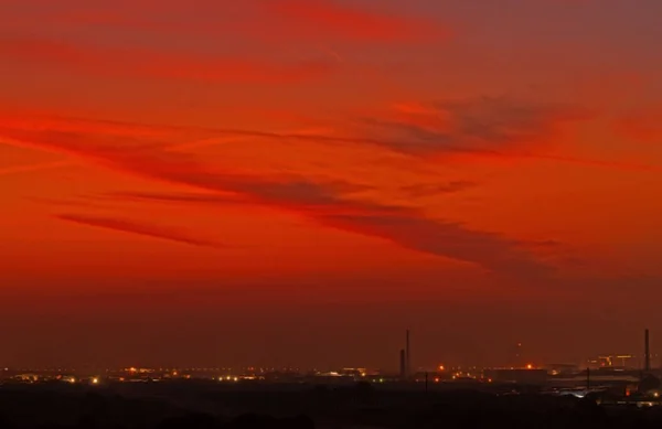 Πολύχρωμο δραματικό ηλιοβασίλεμα ουρανό σε μια βιομηχανική ζώνη της πόλης. — Φωτογραφία Αρχείου