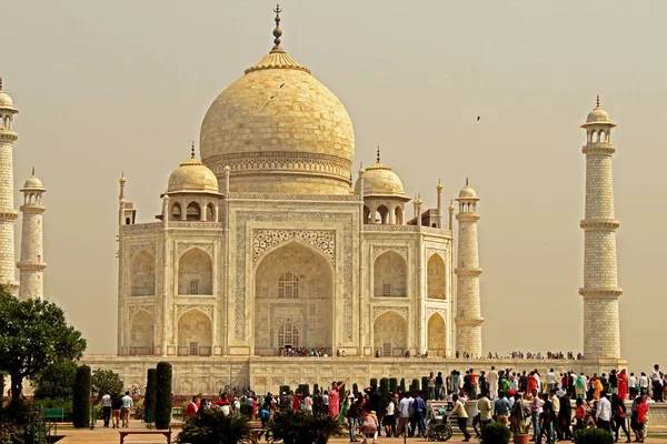 L'un des lieux touristiques les plus célèbres de l'Inde, Taj Mahal . — Photo