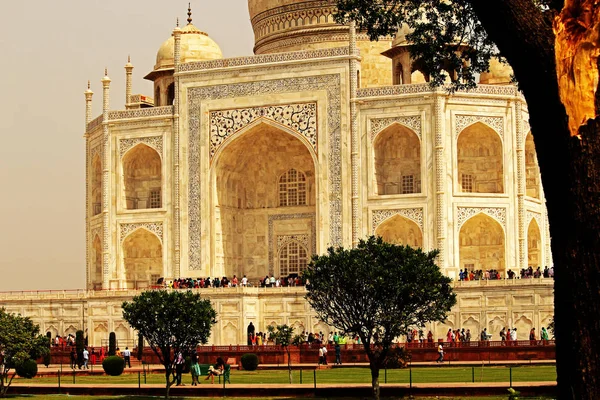 Um dos lugares turísticos mais famosos da Índia, Taj Mahal . — Fotografia de Stock