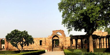 Hindistan 'ın en ünlü turistik yerlerinden biri, Kutub Minar..