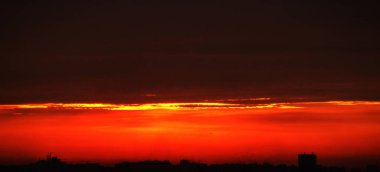 Renkli dramatik günbatımı gökyüzü bir şehrin sanayi bölgesinde
