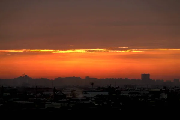 Kleurrijke dramatische zonsondergang lucht in een industrieele zone van een stad — Stockfoto