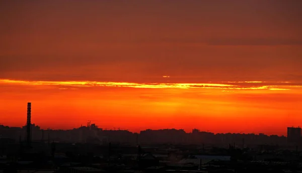 Kleurrijke dramatische zonsondergang lucht in een industrieele zone van een stad — Stockfoto