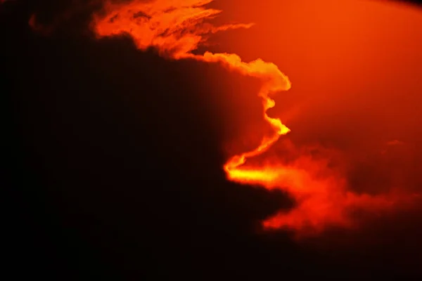 Kleurrijke dramatische zonsondergang lucht in een industrieele zone van een stad — Stockfoto