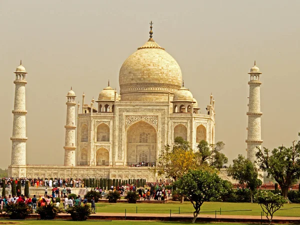 Um dos lugares turísticos mais famosos da Índia, Taj Mahal . — Fotografia de Stock