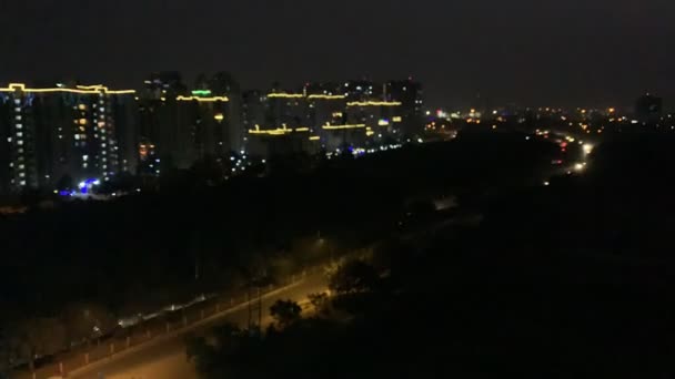 une route achalandée la nuit 
